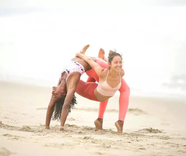 100种姿势摆拍双人_旅行瑜伽拍照姿势_双人瑜伽体式